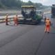 Асфальтирование дорог с уклоном для стока воды магистрали